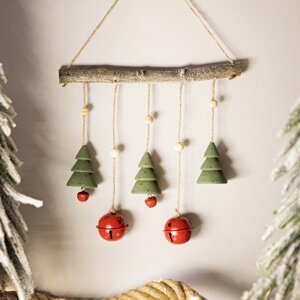 Vánoční závězná dekorace Girlanda | PINO | s vánočními stromky a ozdobami | 44x22 cm | 981153 Homla