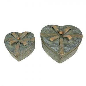 2ks dekorační antik plechové boxy srdce s mašlemi – 24x22x14 / 18x16x11 cm