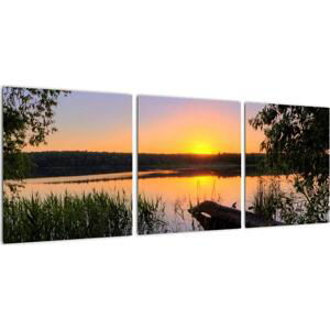 Obrázek jezera se západem slunce