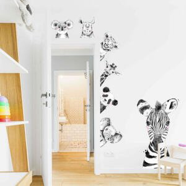Samolepky na zeď - Černobílá zvířátka kolem dveří a nábytku