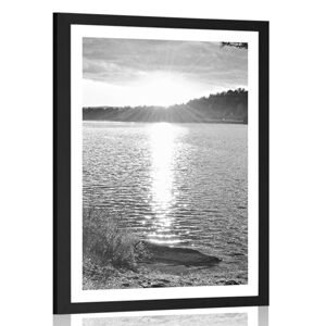 Plakát s paspartou západ slunce nad jezerem v černobílém provedení