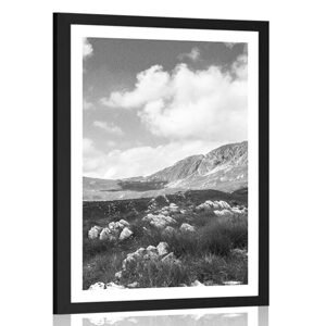 Plakát s paspartou údolí v Černé Hoře v černobílém provedení