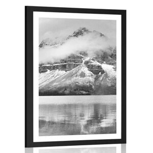 Plakát s paspartou jezero poblíž nádherné hory v černobílém provedení