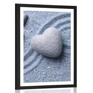 Plakát s paspartou srdce z kamene na písčitém pozadí