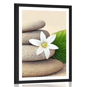 Plakát s paspartou bílý květ a kameny v písku