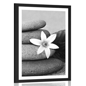 Plakát s paspartou květ a kameny v písku v černobílém provedení