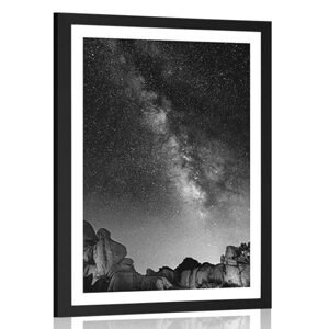 Plakát s paspartou hvězdná obloha nad skalami v černobílém provedení