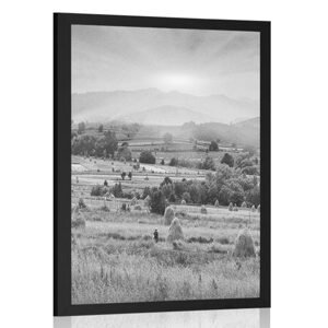 Plakát stohy sena v karpatských horách v černobílém provedení