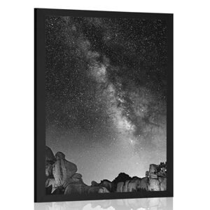 Plakát hvězdná obloha nad skalami v černobílém provedení