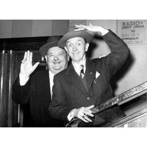 Umělecká fotografie Laurel and Hardy Arriving in Southampton Aboard Queen Mary January 29, 1952, (40 x 30 cm)