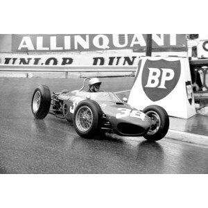 Umělecká fotografie Lorenzo Bandini in a sharknose ferrari station, 1962, (40 x 26.7 cm)