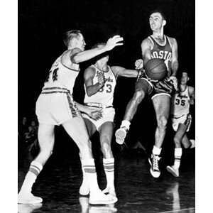 Umělecká fotografie Bob Cousy Passes Basketball, (35 x 40 cm)