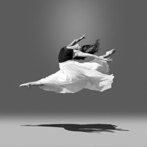 Umělecká fotografie Jumping in air, Bill Wang, (40 x 40 cm)
