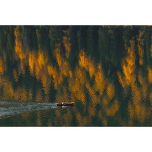 Umělecká fotografie Aerial view of boat sailing by beautiful autumn lake with forest reflection in water, Oleg Breslavtsev, (40 x 26.7 cm)
