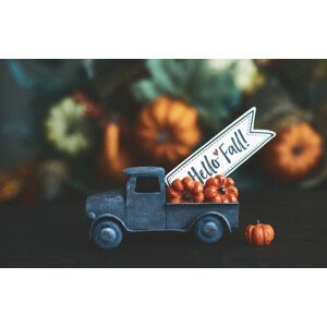 Umělecká fotografie Little truck with load of miniature pumpkins for fall and Thanksgiving, CatLane, (40 x 26.7 cm)