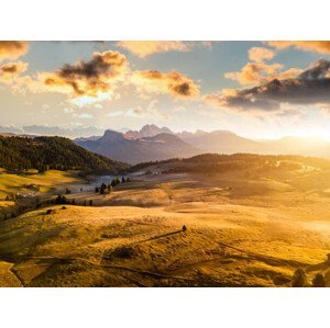 Umělecká fotografie Sunrise panorama of the Alpine mountains. Alpe di Siusi, Dolomites. Italy, Anton Petrus, (40 x 30 cm)