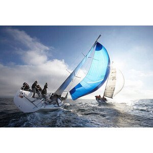 Umělecká fotografie Crew members on racing yacht, Ryan McVay, (40 x 26.7 cm)