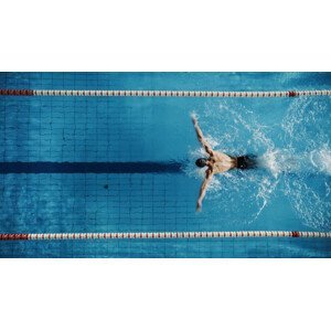 Umělecká fotografie Aerial Top View Male Swimmer Swimming, gorodenkoff, (40 x 22.5 cm)