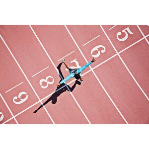 Umělecká fotografie Runner crossing finishing line on track, Paul Bradbury, (40 x 26.7 cm)