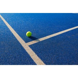 Umělecká fotografie Tennis  ball and service line, John Lamb, (40 x 26.7 cm)