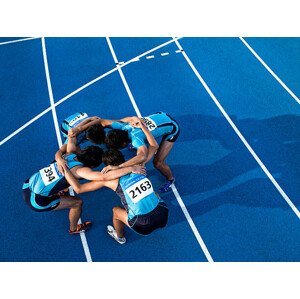 Umělecká fotografie Athletes making a circle, Michael H, (40 x 30 cm)