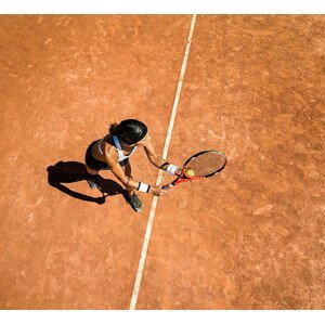 Umělecká fotografie Woman tennis player about to hit a serve, Nisian Hughes, (40 x 35 cm)