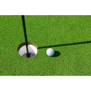 Umělecká fotografie Golf ball on green, Peter Dazeley, (40 x 26.7 cm)