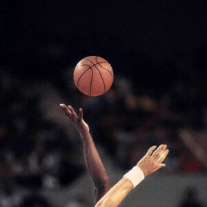 Umělecká fotografie Two players reaching for basketball, David Madison, (40 x 40 cm)
