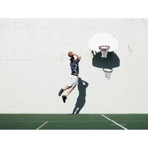 Umělecká fotografie Man dunking basketball on outdoor court,, Thomas Barwick, (40 x 30 cm)