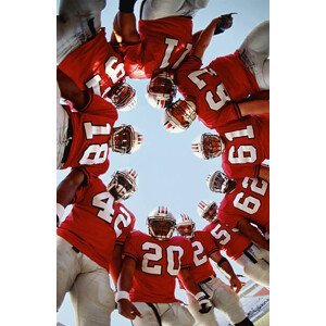 Umělecká fotografie Football team in huddle, low angle view, Getty Images, (26.7 x 40 cm)