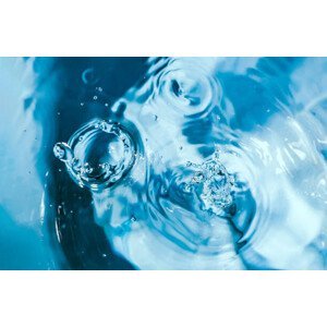 Umělecká fotografie Water splash close-up. Drop of water., Yevgeniy Sambulov, (40 x 26.7 cm)
