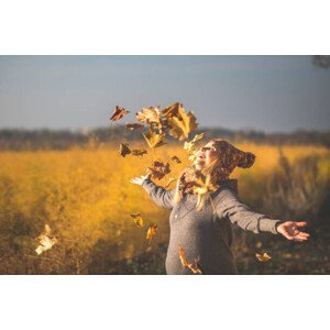Ilustrace Happy pregnant woman playing with autumn, Westend61, (40 x 26.7 cm)