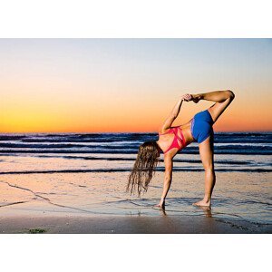 Umělecká fotografie Yoga Pose at the Beach, becon, (40 x 30 cm)