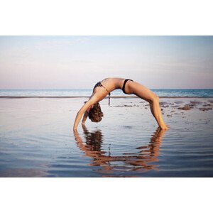 Umělecká fotografie Woman wearing bikini doing yoga at, Cavan Images, (40 x 26.7 cm)