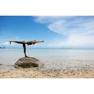 Umělecká fotografie Woman doing Warrior 3 yoga pose, Joel Carillet, (40 x 26.7 cm)
