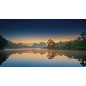 Umělecká fotografie Misty morning at Lake in Krabi, Dulyanut Swdp, (40 x 22.5 cm)