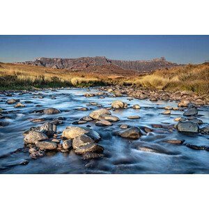 Umělecká fotografie River in front of the Drakensburg, 2630ben, (40 x 26.7 cm)