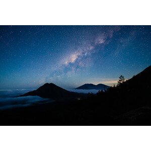 Umělecká fotografie Milky way over Mount Merapi, Indonesia, Koonyongyut, (40 x 26.7 cm)