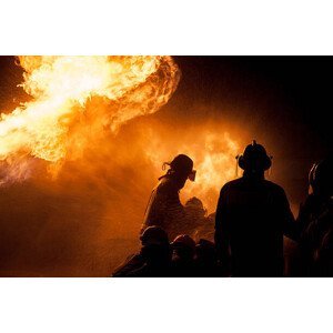 Umělecká fotografie Silhouette of Firemen fighting a raging fire, Thanarak, (40 x 26.7 cm)