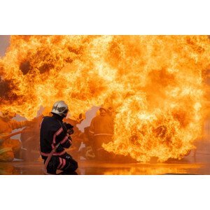 Umělecká fotografie Firemen fighting the fire., athima  tongloom, (40 x 26.7 cm)