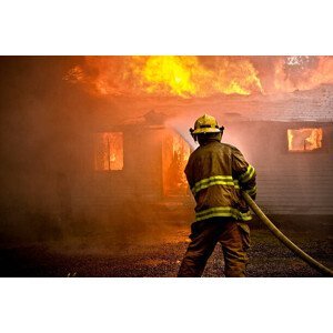 Umělecká fotografie Firefighter spraying water at a house fire, chuckmoser, (40 x 26.7 cm)