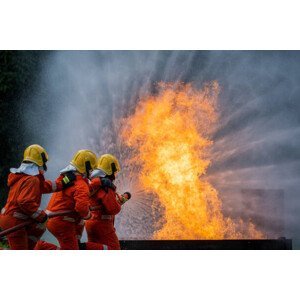 Umělecká fotografie Firefighters are extinguishing the fire., Visoot Uthairam, (40 x 26.7 cm)