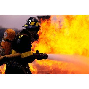 Umělecká fotografie Firefighter Battling Flame, Ted Horowitz Photography, (40 x 26.7 cm)
