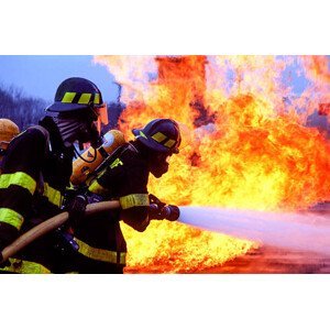 Umělecká fotografie Firemen fighting blaze with hose., Ted Horowitz Photography, (40 x 26.7 cm)
