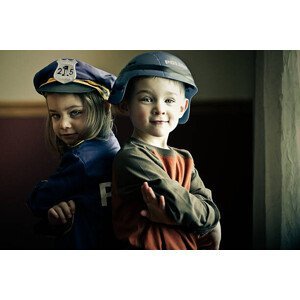 Umělecká fotografie Boy and girl twins dressed up as police officers, Rebecca Nelson, (40 x 26.7 cm)