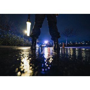 Umělecká fotografie Unrecognizable police officers in rainy night, Carrastock, (40 x 26.7 cm)
