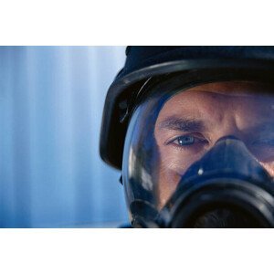 Umělecká fotografie Police Officer Wearing Gas Mask, Rick Barrentine, (40 x 26.7 cm)
