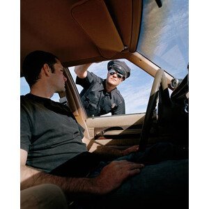 Umělecká fotografie Man in car looking at police officer, close-up, Matthias Clamer, (30 x 40 cm)