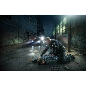 Umělecká fotografie Policeman arresting man on city street, Chris Clor, (40 x 26.7 cm)