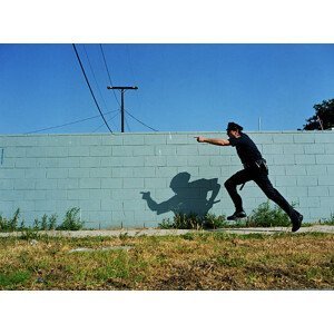 Umělecká fotografie Policeman running next to cement wall,, Sean Murphy, (40 x 30 cm)